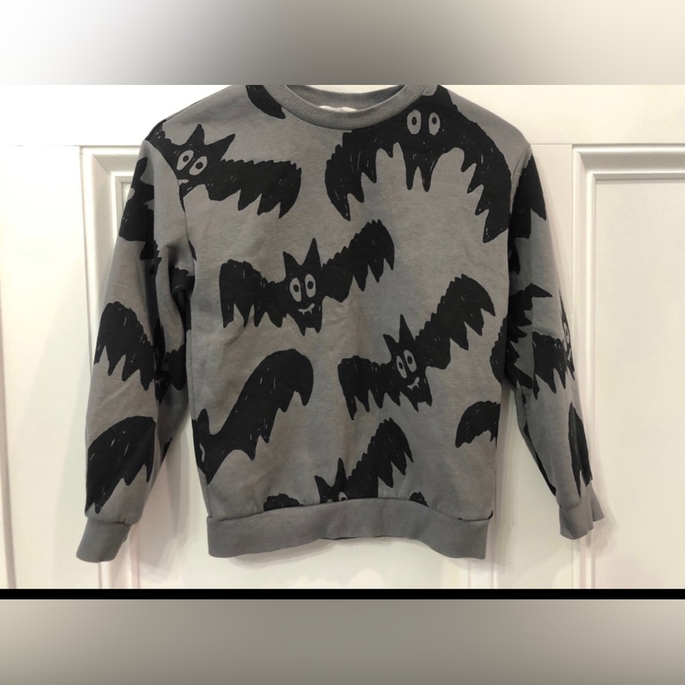 H&M Gray Sweatshirt with Bats 6/7